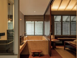 Junior stúdió lakosztály, kilátással a medencére | Fürdőszoba | Külön fürdőkád, illetve zuhanyzó, papucsok, törölközők és szappan