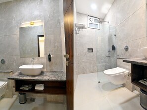 淋浴设施、免费洗浴用品、毛巾、洗发水