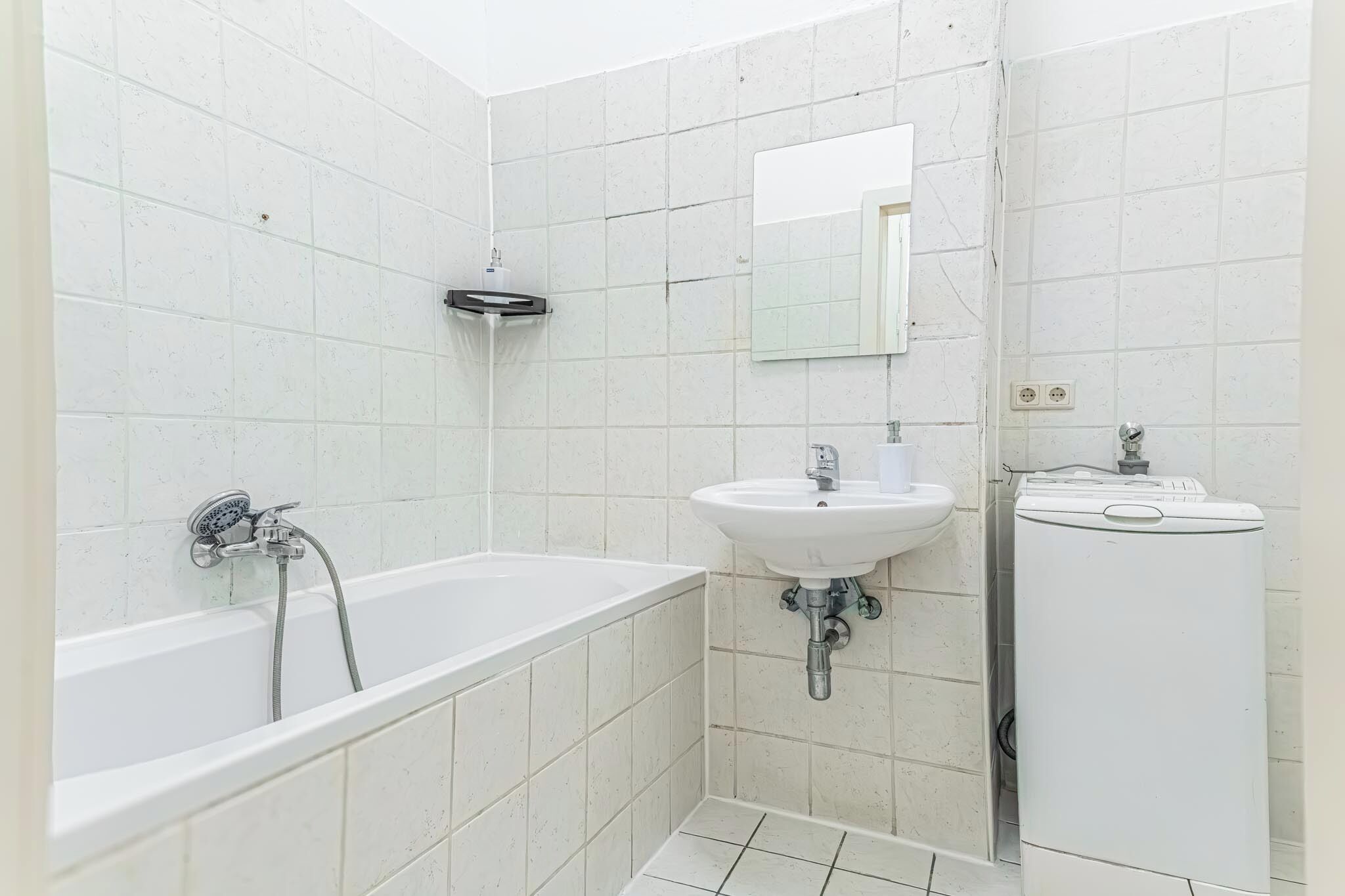 Basic Apartment | Bathroom | Combined shower/tub, free toiletries, hair dryer, towels