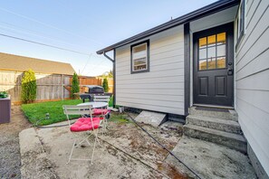 Outdoor dining - 8 Mi to Downtown Seattle: Cozy Home w/ Patio (Seattle)