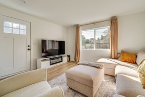 TV, fireplace - 8 Mi to Downtown Seattle: Cozy Home w/ Patio (Seattle)
