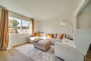 TV, fireplace - 8 Mi to Downtown Seattle: Cozy Home w/ Patio (Seattle)