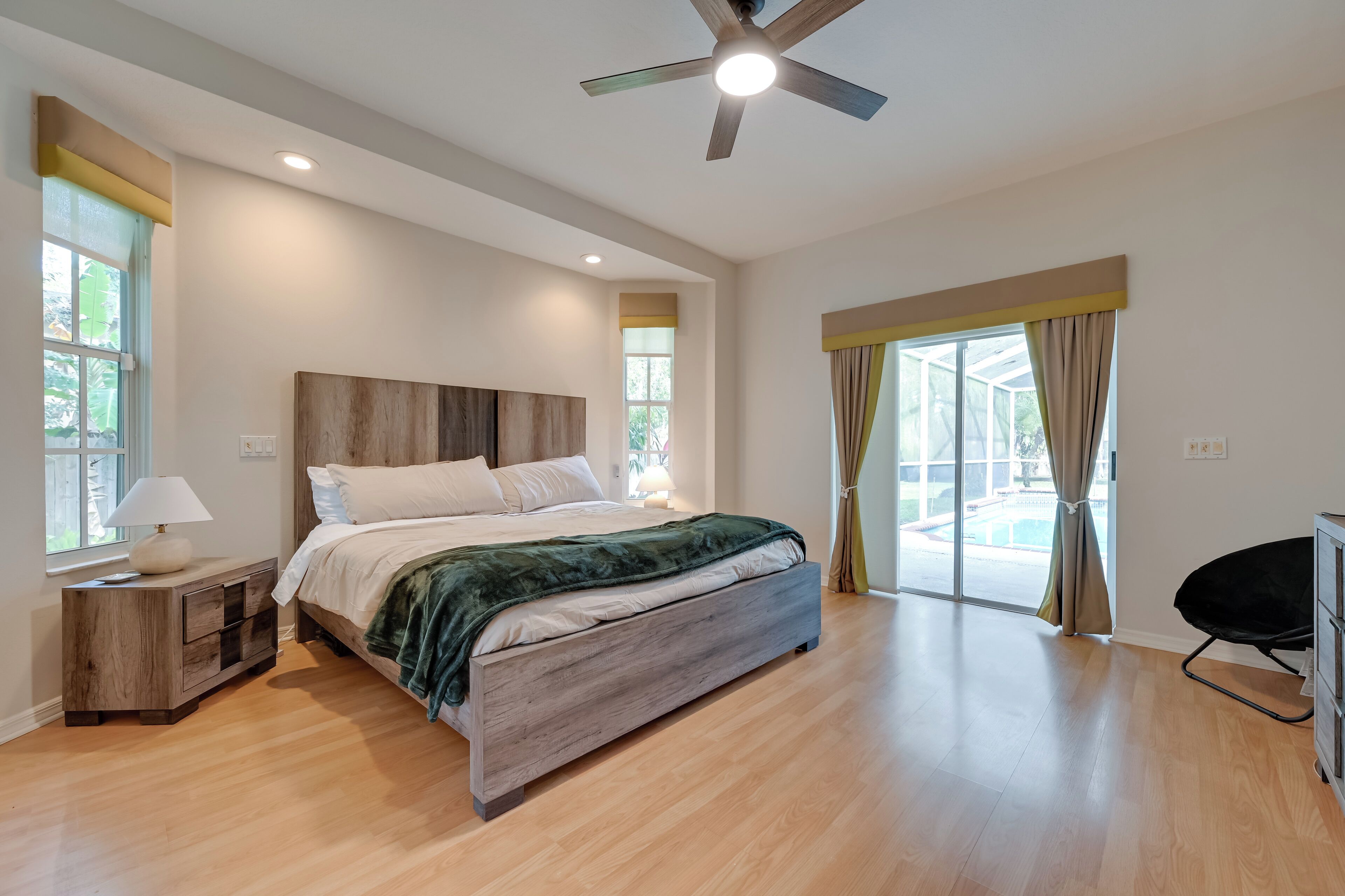 Desk, iron/ironing board, Internet, bed sheets