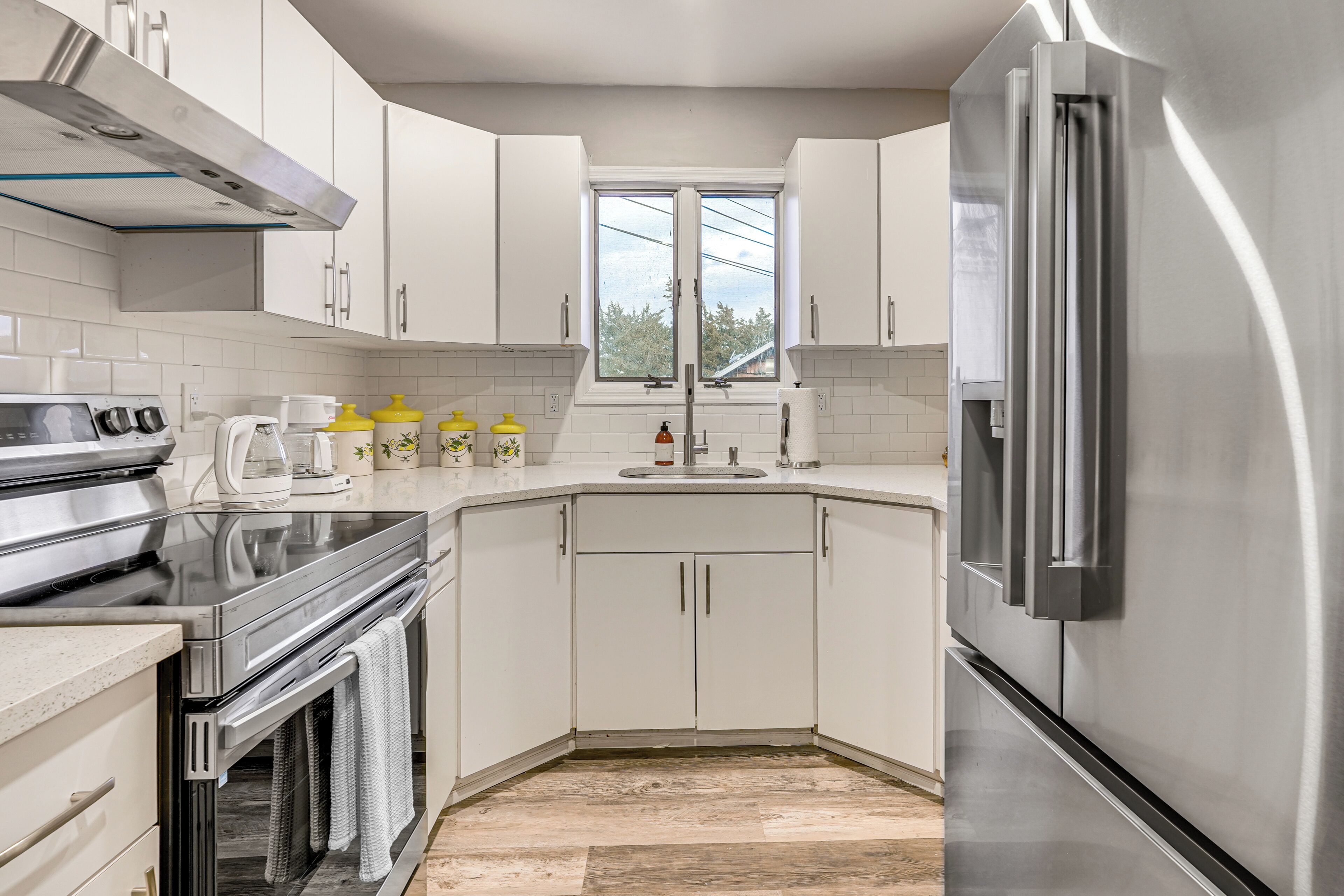 Fridge, stovetop, coffee/tea maker, toaster