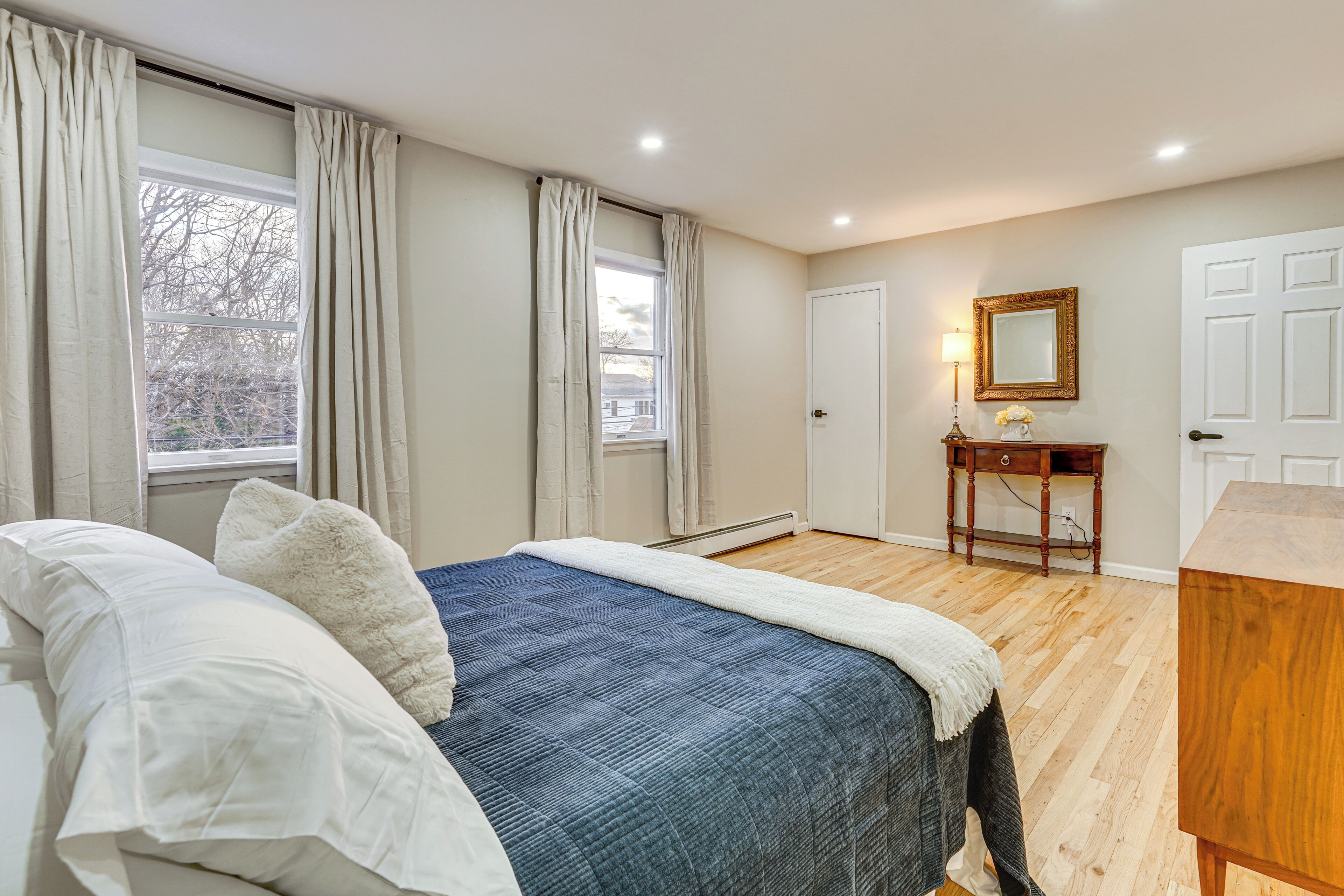 4 bedrooms, iron/ironing board, internet, bed sheets