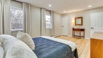 4 bedrooms, iron/ironing board, internet, bed sheets