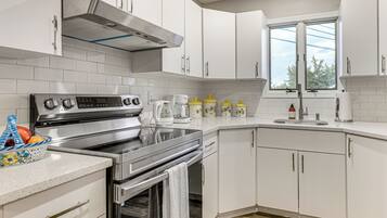 Fridge, stovetop, coffee/tea maker, toaster