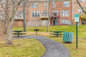 Outdoor dining - 5 Mi to Main St! Cozy Couple's Escape in Laurel (Laurel)