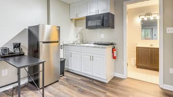 Réfrigérateur, micro-ondes, plaque de cuisson, cafetiÚre/bouilloire