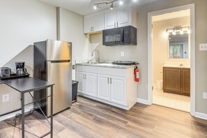 Fridge, microwave, stovetop, coffee/tea maker - 5 Mi to Main St! Cozy Couple's Escape in Laurel (Laurel)