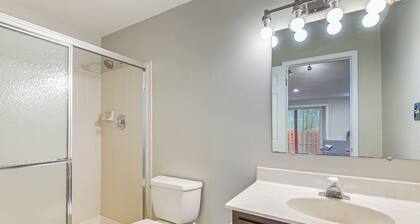 5 Mi to Main St! Cozy Couple's Escape in Laurel