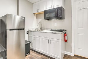 Refrigerador, microondas, parrilla de estufa y cafetera y tetera