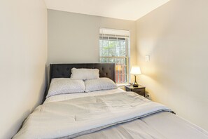 1 bedroom, desk, iron/ironing board, Internet - 5 Mi to Main St! Cozy Couple's Escape in Laurel (Laurel)