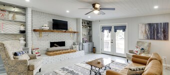 3 Mi to Saracen Landing! Family Getaway w/ Deck