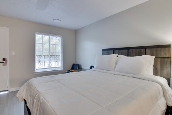 Fer et planche à repasser, accès Internet, draps fournis