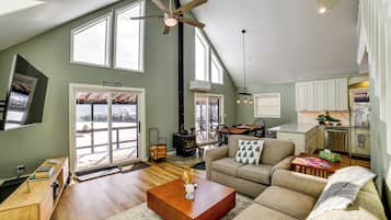 TV, bøker og stereoanlegg