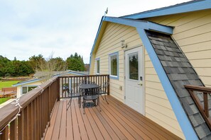 Outdoor dining - Olympic Mtn Views! Cozy Carriage House in Sequim (Sequim)