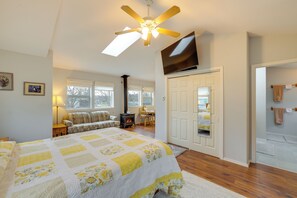 Desk, iron/ironing board, travel crib, internet - Olympic Mtn Views! Cozy Carriage House in Sequim (Sequim)