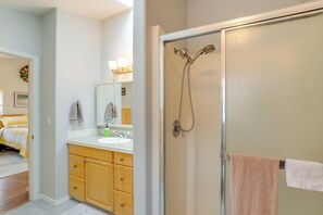 Hair dryer, towels - Olympic Mtn Views! Cozy Carriage House in Sequim (Sequim)
