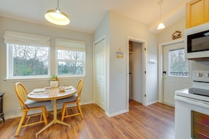 Fridge, microwave, stovetop, coffee/tea maker - Olympic Mtn Views! Cozy Carriage House in Sequim (Sequim)