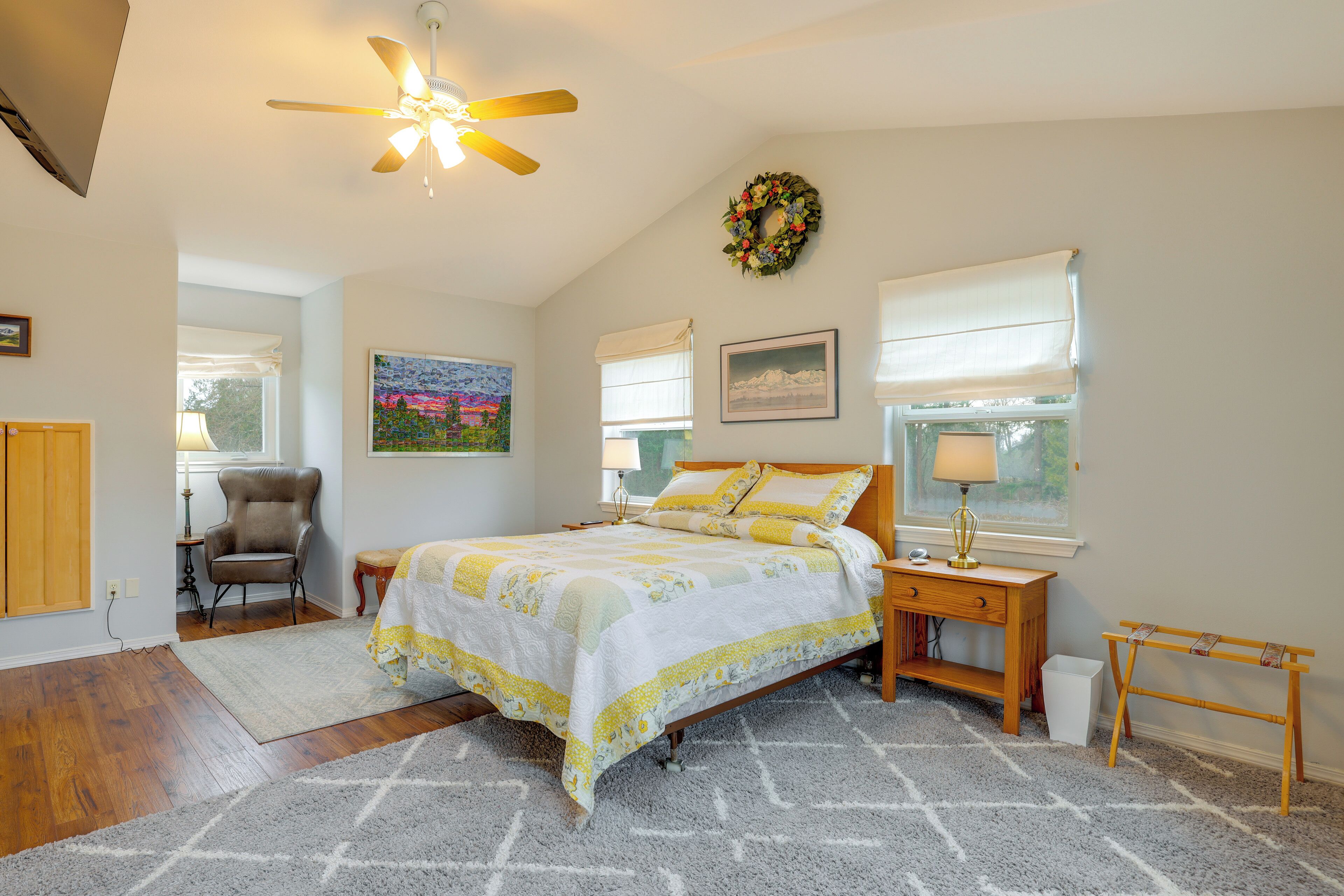 Escritorio, tabla de planchar con plancha, cuna de viaje y internet 