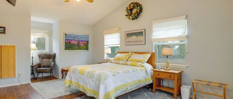 Escritorio, tabla de planchar con plancha, cuna de viaje y internet