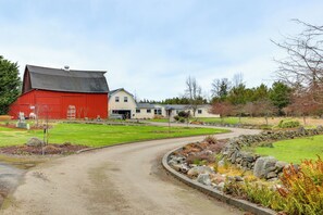 Property grounds - Olympic Mtn Views! Cozy Carriage House in Sequim (Sequim)