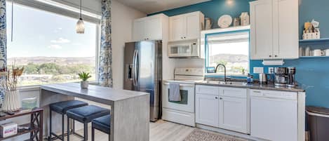 Fridge, microwave, stovetop, dishwasher