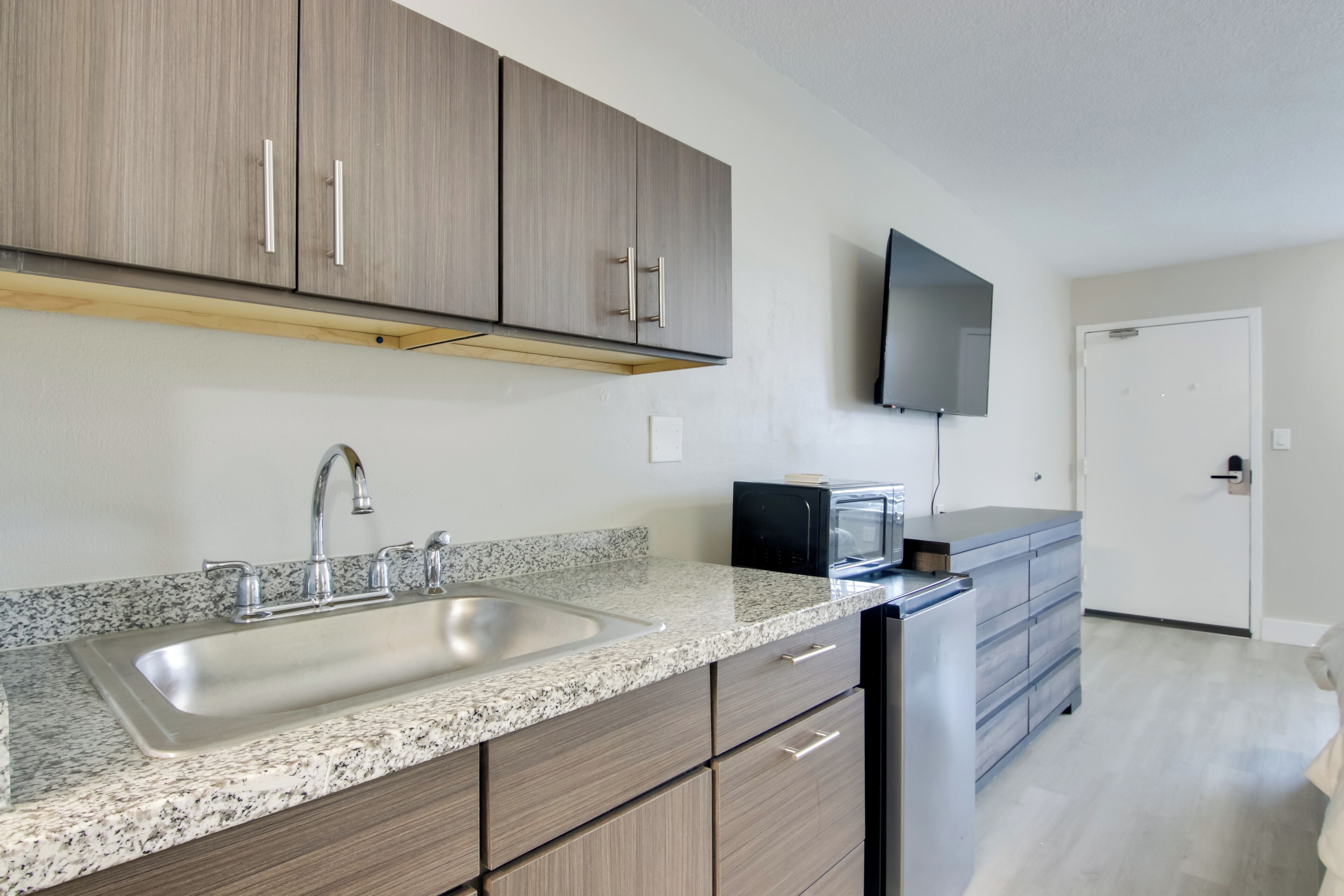 Refrigerador, microondas, cafetera y tetera y utensilios de cocina 