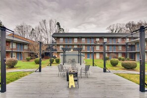 Outdoor dining - Close to Hospitals: Charlotte Hub w/ Gym On-Site (Charlotte)