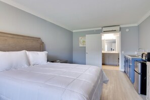 Iron/ironing board, Internet, bed sheets - Close to Hospitals: Charlotte Hub w/ Gym On-Site (Charlotte)