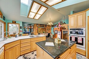 Réfrigérateur, micro-ondes, plaque de cuisson, lave-vaisselle