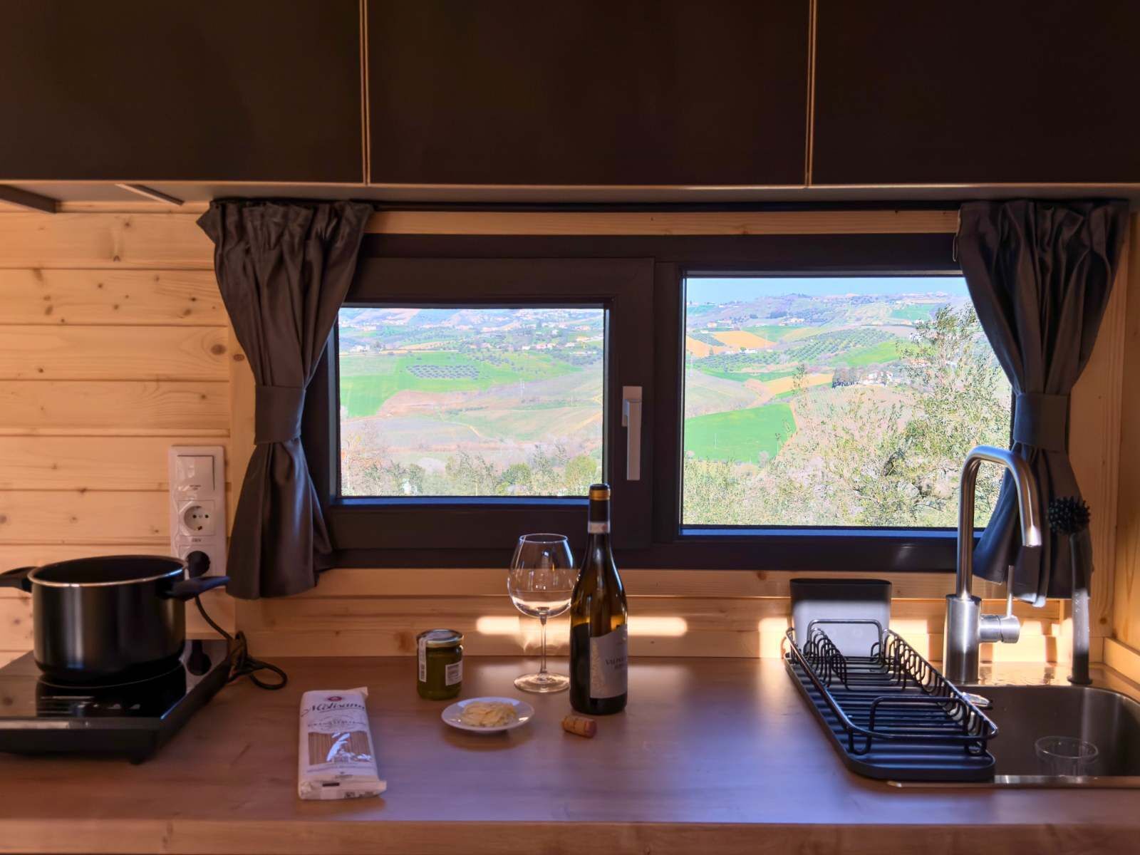 Kühlschrank, Wasserkocher mit Kaffee-/Teezubehör, Toaster