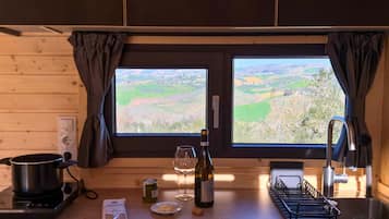 KĂŒhlschrank, Wasserkocher mit Kaffee-/Teezubehör, Toaster