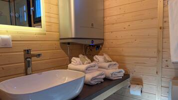 Douche, sèche-cheveux, serviettes fournies