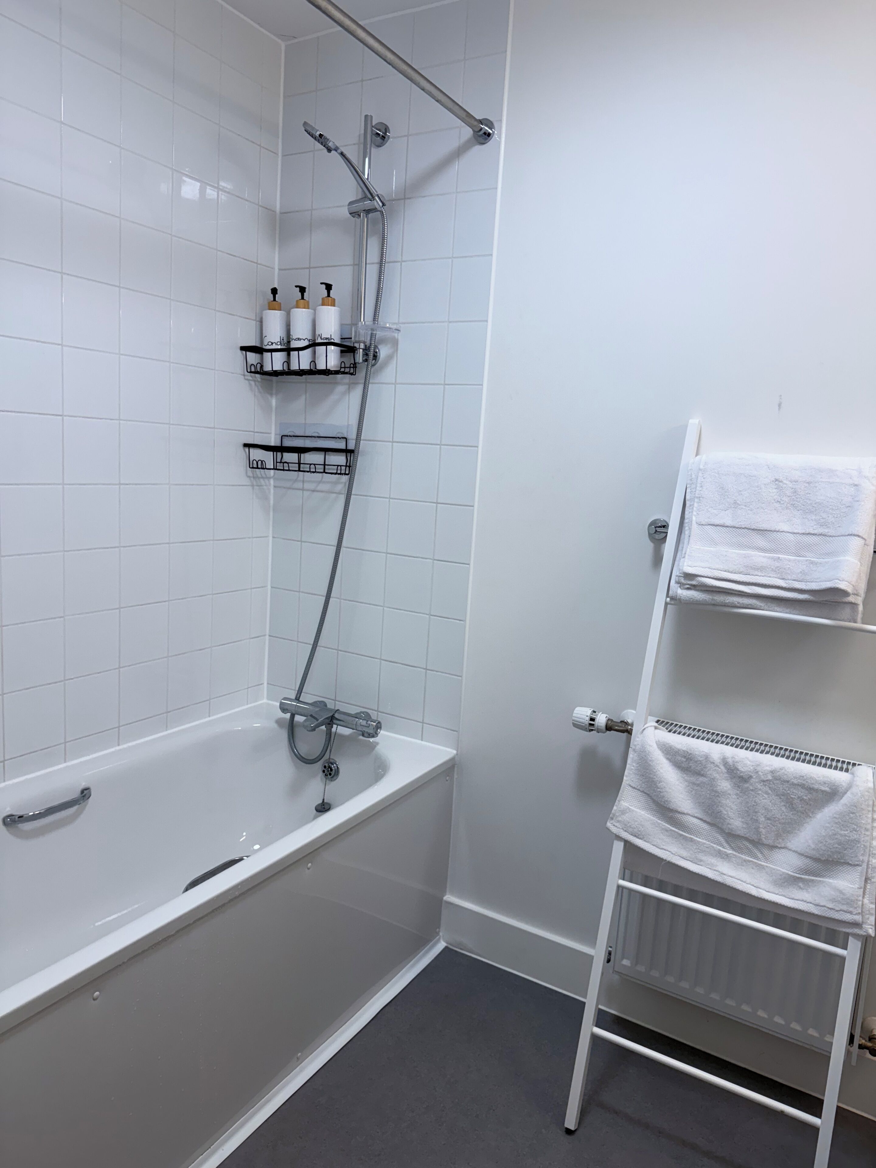 Asciugacapelli, asciugamani, sapone, carta igienica