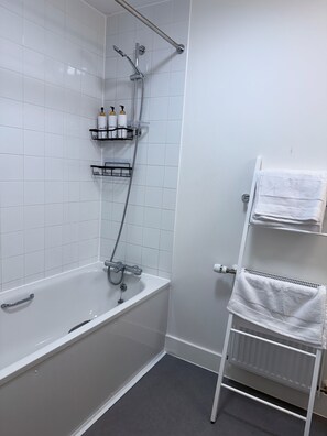 Asciugacapelli, asciugamani, sapone, carta igienica