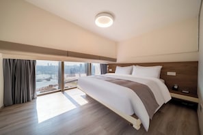 Suite estudio sénior, vistas al río | Edredones de plumas, cortinas opacas, sistema de insonorización