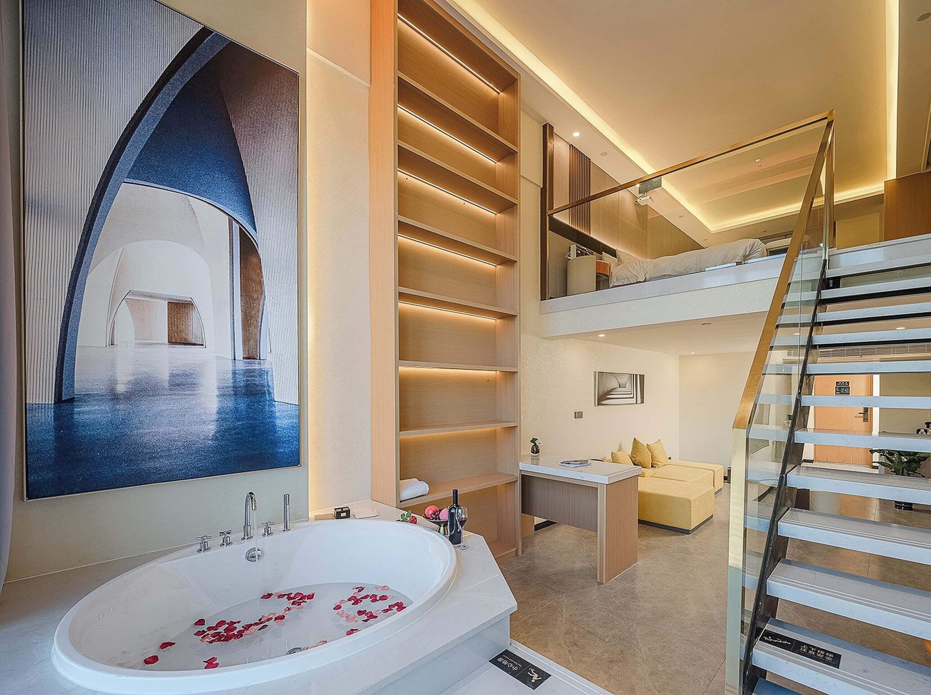 Signature Twin Room, River View | Deep soaking bathtub