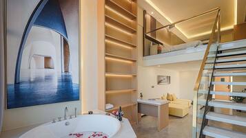 Signature Twin Room, River View | Deep soaking bathtub