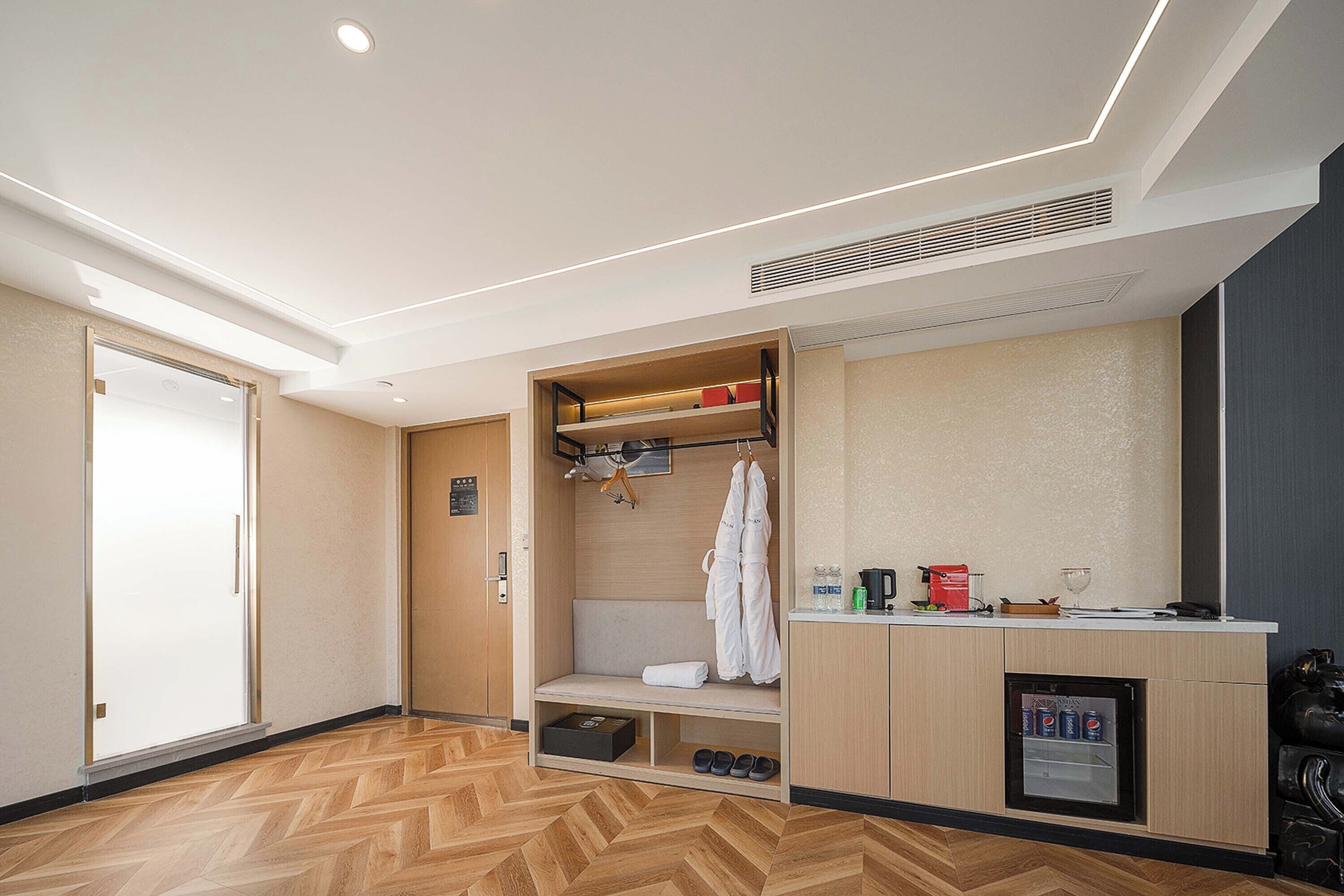Signature Studio Suite, River View | Wardrobe
