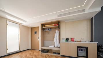 Signature Studio Suite, River View | Wardrobe