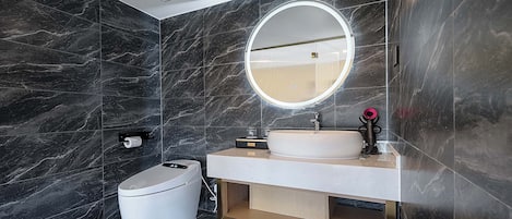 Signature Studio Suite, River View | Bathroom | Free toiletries, hair dryer, slippers, towels