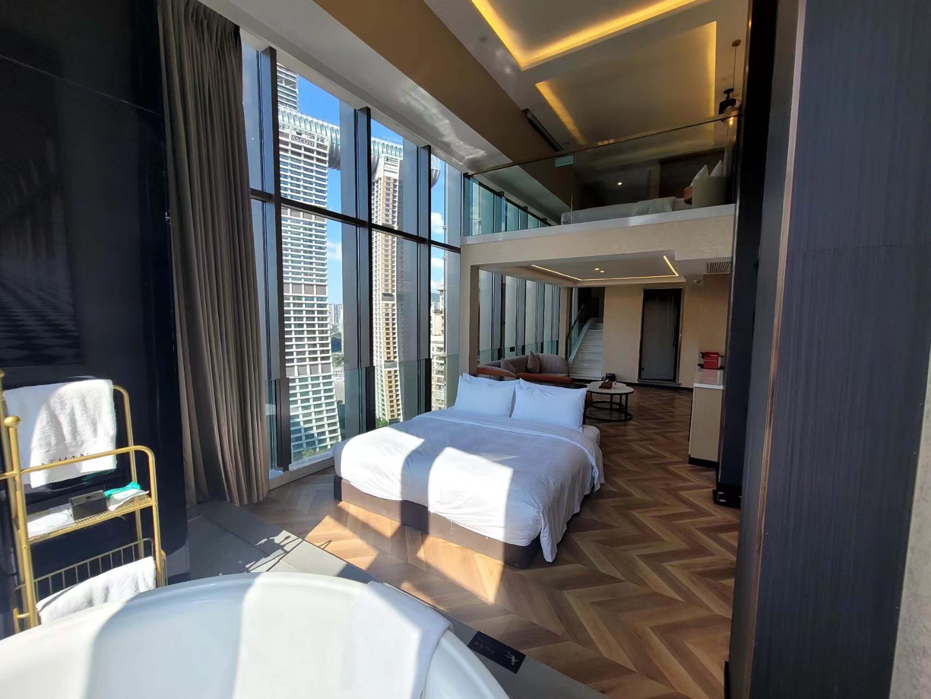 シグネチャー スタジオスイート リバービュー | 羽毛の掛け布団、遮光カーテン、防音設備、アイロン / アイロン台