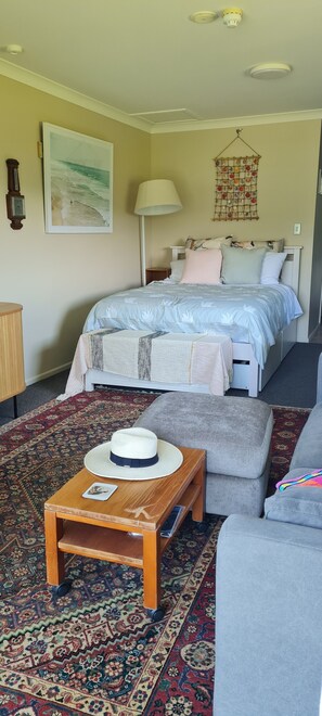 1 bedroom, bed sheets - Studio unit in (Waiwera)
