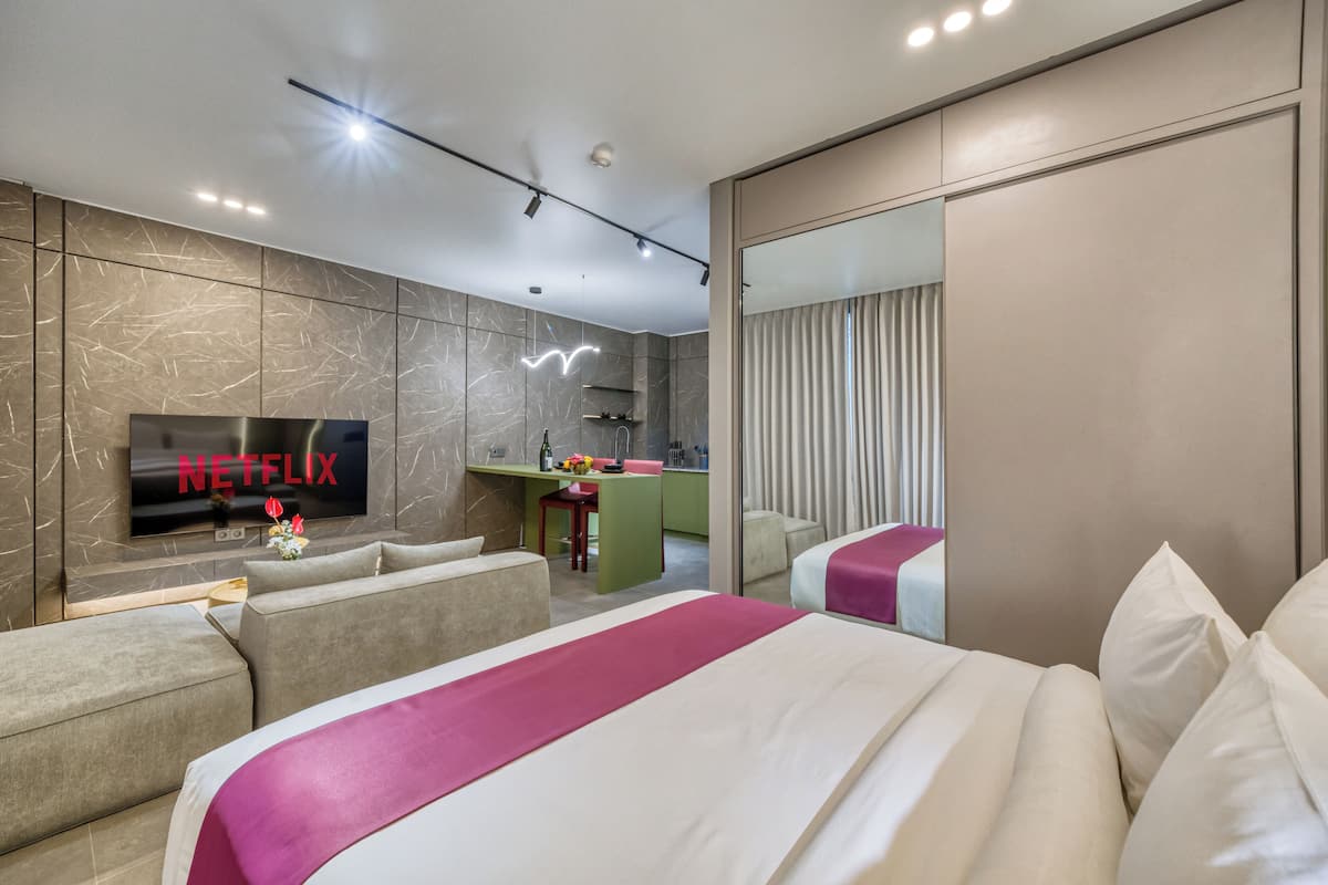 Habitación estándar, vista a la ciudad | Minibar y caja de seguridad en la habitación