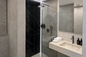 Standard Room, City View | Bilik Mandi | Pancuran mandi, kelengkapan dandanan diri percuma, tuala disediakan 