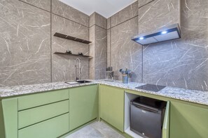 烤箱、爐台、鍋具/餐盤/廚房用品、紙巾