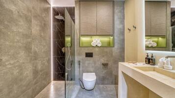 Ducha, artículos de tocador gratuitos, toallas, jabón