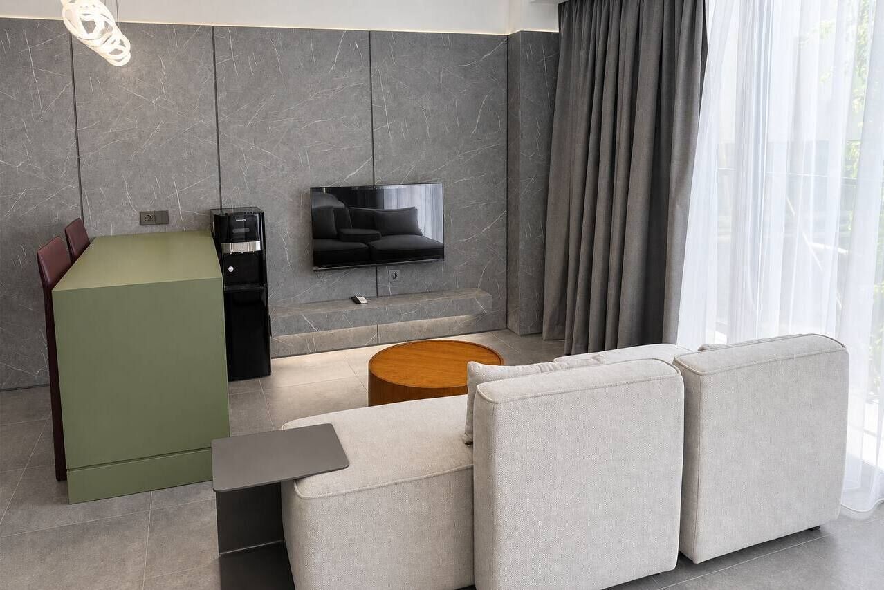 Standard Room, City View | Ruang tamu | 20 inci televisyen LED dengan kabel 